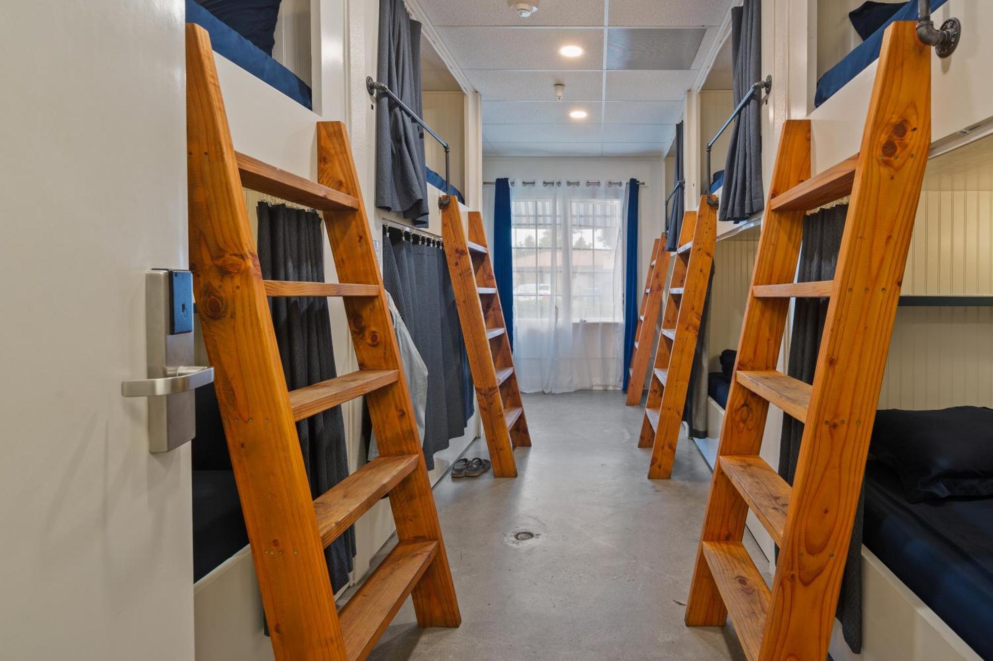 Ith Santa Barbara Beach Hostel Bagian luar foto